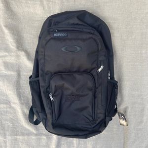 Oakley | Crestible Enduro 22L Backpack with 2 Side Pockets, Black